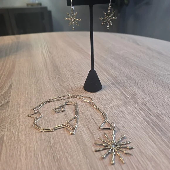Waxing Poetic Goldtone 30 Inch Crystal Snowflake And Earring Set-GORGEOUS!!!